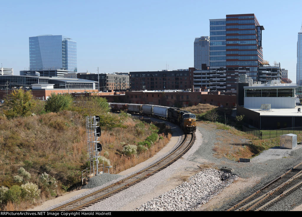 CSX 5246 leads train F741-17 southbound